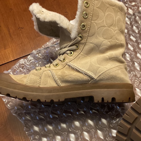 COACH WOMEN’S HALEN BEIGE SUEDE SNOW BOOTS. LIKE NEW. SIZE 7.5. SIGNATURE. NICE! - Picture 14 of 16
